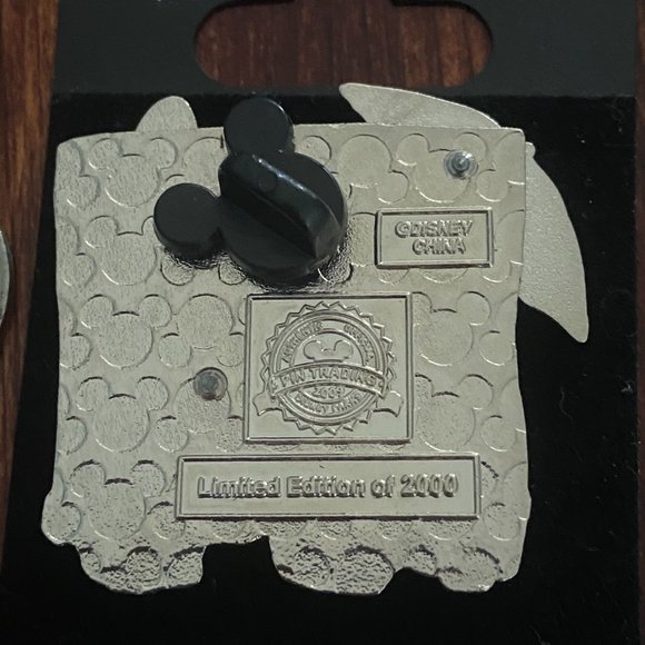 2009 Limited Edition Friday the 13th Stitch Disney Park Pin - Picture 2 of 3